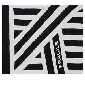 FRAGILE
PATTERN KNIT BLANKET - BLACK/OFF WHITE - ONE SIZE